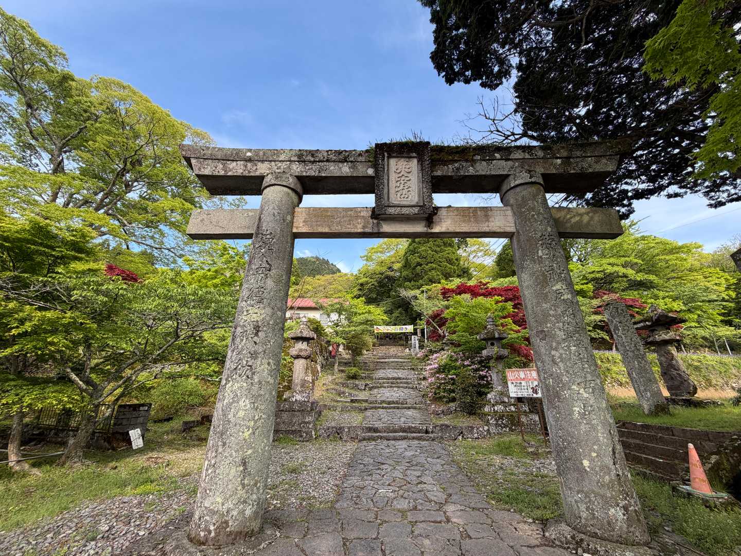 石の鳥居

英彦山は銅、石、木の三つの鳥居を境にして四つの世界に分けられるんだそう
https://www.pref.fukuoka.lg.jp/somu/graph-f/2022autumn/hikosan/index.html
※木の鳥居は「柱のみ残存」と書かれていますが、上宮改修に併せて再建されました