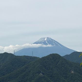 山頂付近の鉄塔側からの富士山。結果から言うとここがベストポジションでした