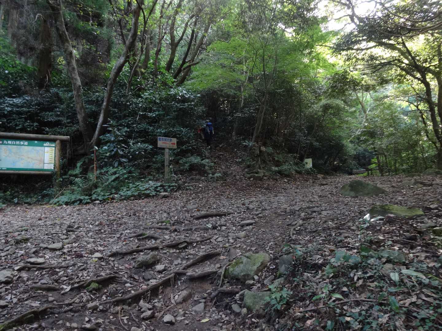 大塔コース入口、少し奥が筑豊新道（キケンらしい）