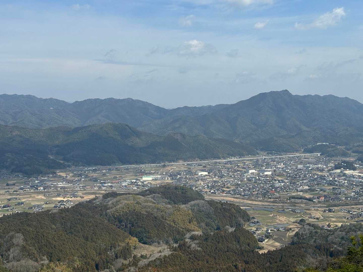 新幹線が通っています
右は蓮華山