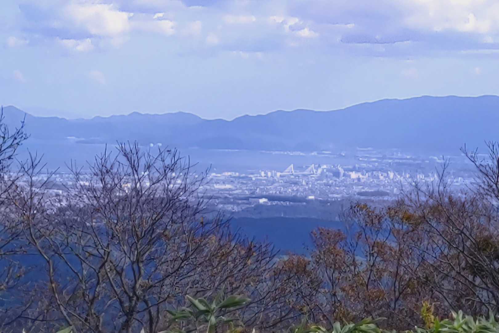 山頂から陸奥湾方面青森市内