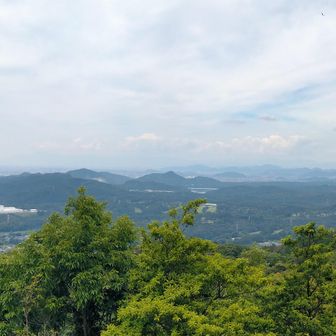 弥勒山展望台から
養老方面
山容がまずまず見えている
