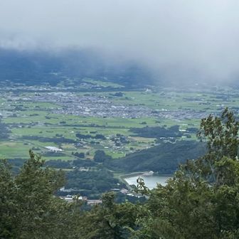 霧の中から　ダムと奥には岩手医科大学病院
