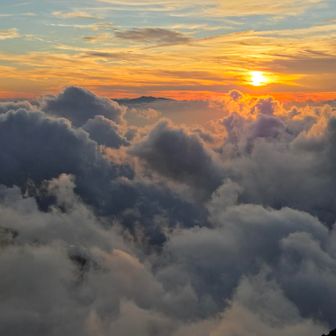 食事後、
山荘裏の夕焼け劇場を見に🌇