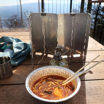 ローソンの旨辛チゲ・うどん入り。ちょっと辛すぎ。