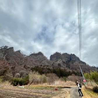 ひとまず集中して下りてきた。落ち葉が凄い🍂一度滑って足ぐねる。途中で休憩入れてコーヒー飲んだ。写真撮る余裕も無し😅歩いてきたお山を振り返る。妙義山じゃん！