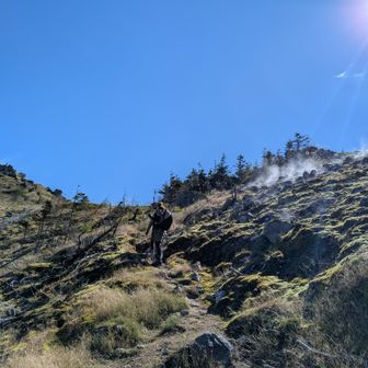 分岐を越えると急に火山らしくなってきた