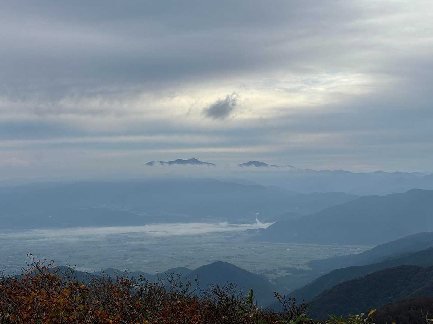 大野の街並みのその先、☁️雲から頭を出してます、白山⛰️別山⛰️❗️
幻想的です。