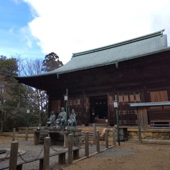 　遂に理源大師像を拝見することが出来ました。役行者様と観賢僧正と並んでおられます。奥は五大堂。913年（延喜13年）、醍醐天皇の御願によって創建。
　この理源大師のお像、大峯奥駈道八経ヶ岳近くの聖宝ノ宿跡に祀られている像と同じ鋳型のような気がします。