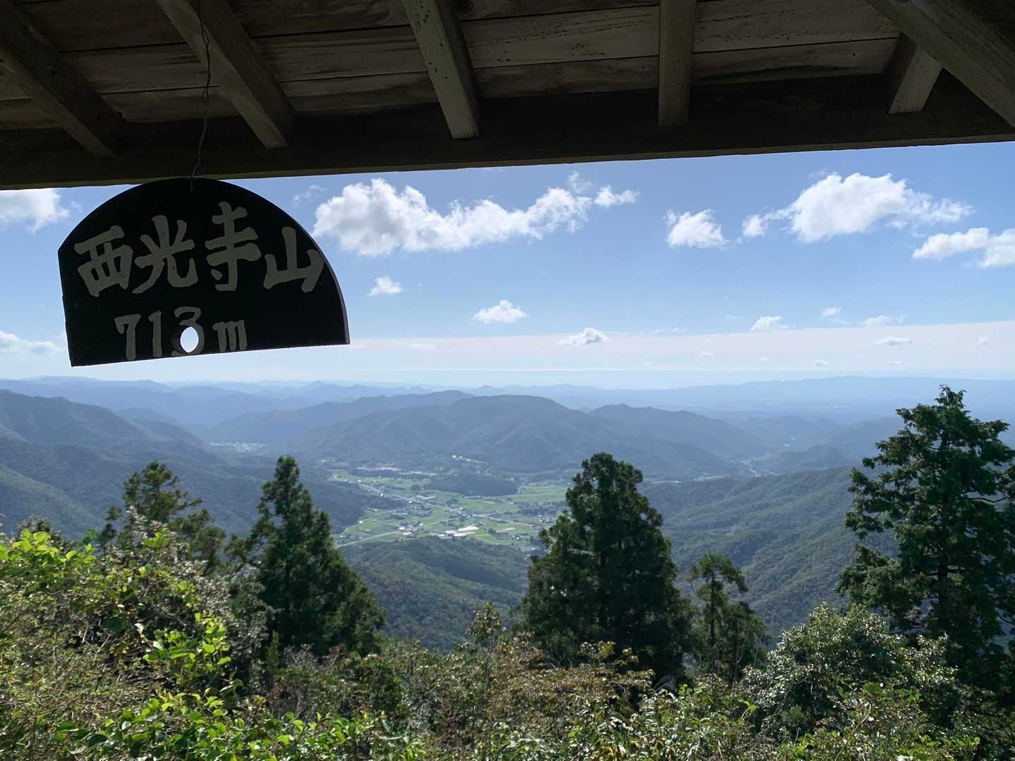 尾根道は吹上げの風が強くて汗冷えで寒かったが、山頂はちょうど心地よい風と陽気。
素晴らしい景色を眺めながらひたすらぼぉ〜っとする(^^)