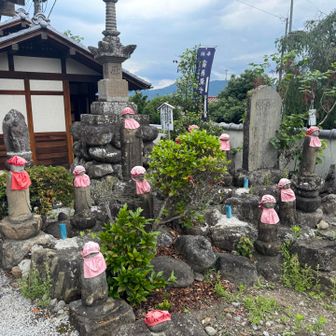 六地蔵の向かいにも大小様々な地蔵尊