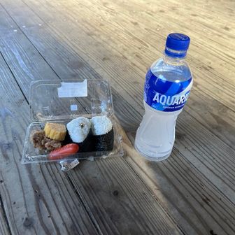 ここで今日はコンビニの
おにぎり弁当です〜