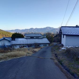 下りはあっという間

そして最後の獣避けの柵付近で下山中の登山者2名 (御夫婦？ここにきて本日初スライド) と遭遇

挨拶だけ交わしましたが、もしかしてあの椅子の2つの座った跡は彼らだったんじゃないのかと思いを馳せる
