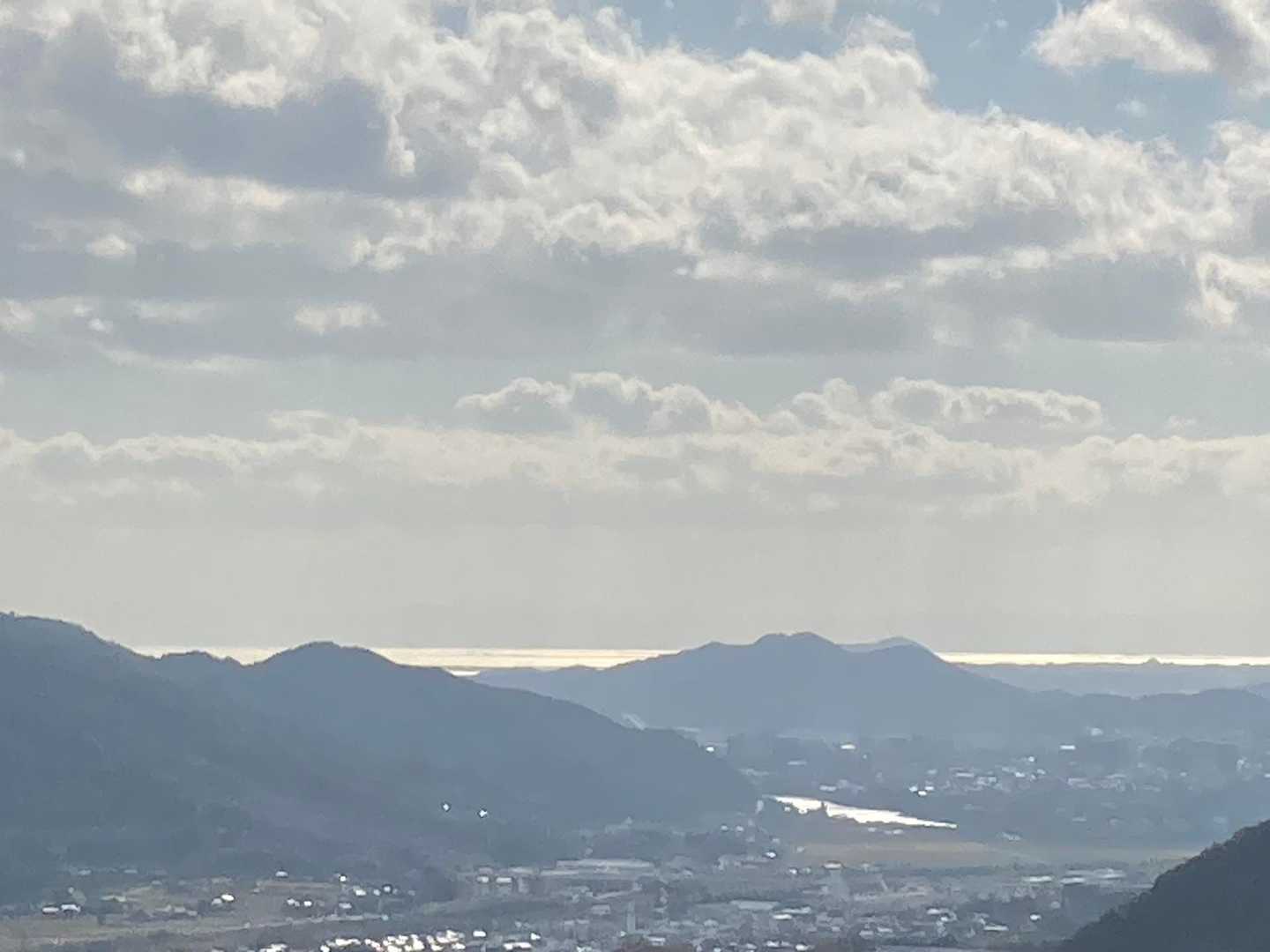 南に目をやれば椹野川の下流と山口湾がキラリ