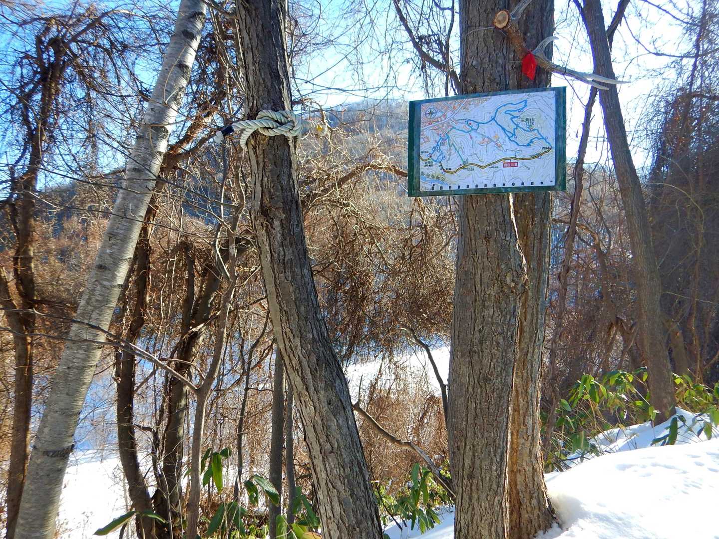 バンビの谷現在位置図と
三角山