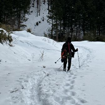 下山路
下り
夏道から ところどころショートカットが出来てる♡
でも 疲れもあって、足首 コキっ 何回かしてた、
意識して歩かないと。

夏より辛い下山だなー。

下山完了
ここから林道、
気温が下がって雪も固くなり
凸凹が歩きにくい

下山したからと言っても
まだ🚙 ⸒⸒ まで2kmだっけ？

最後に 
また 言っちゃうけど
この2km ゾンビ気分🧟‍♀️。
この林道の雪歩きは ため息

でも小秀山は 嫌いにはならないから
歩くしかない🤭