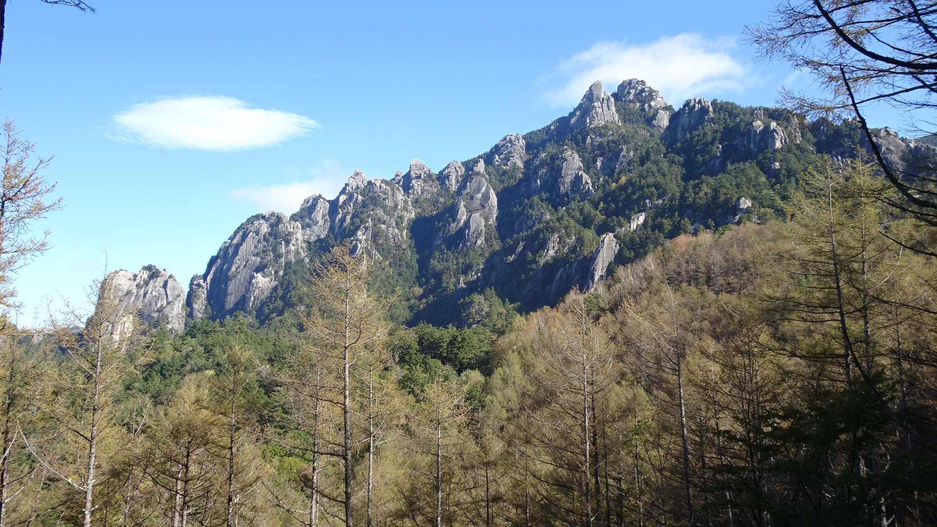 稜線に出ると瑞牆山がきれいに見えた