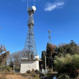 羽黒神社からさらに奥へ
電波塔が連続して建っているので道迷いは大丈夫