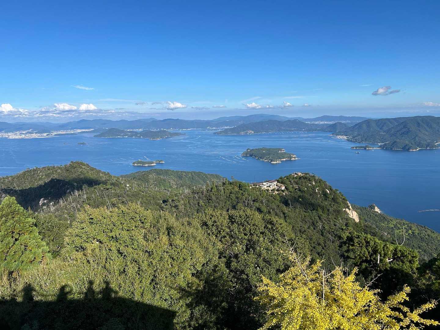 瀬戸内海が美しい360度の大パノラマ😆
おもしろポーズの影と一緒にパチリ