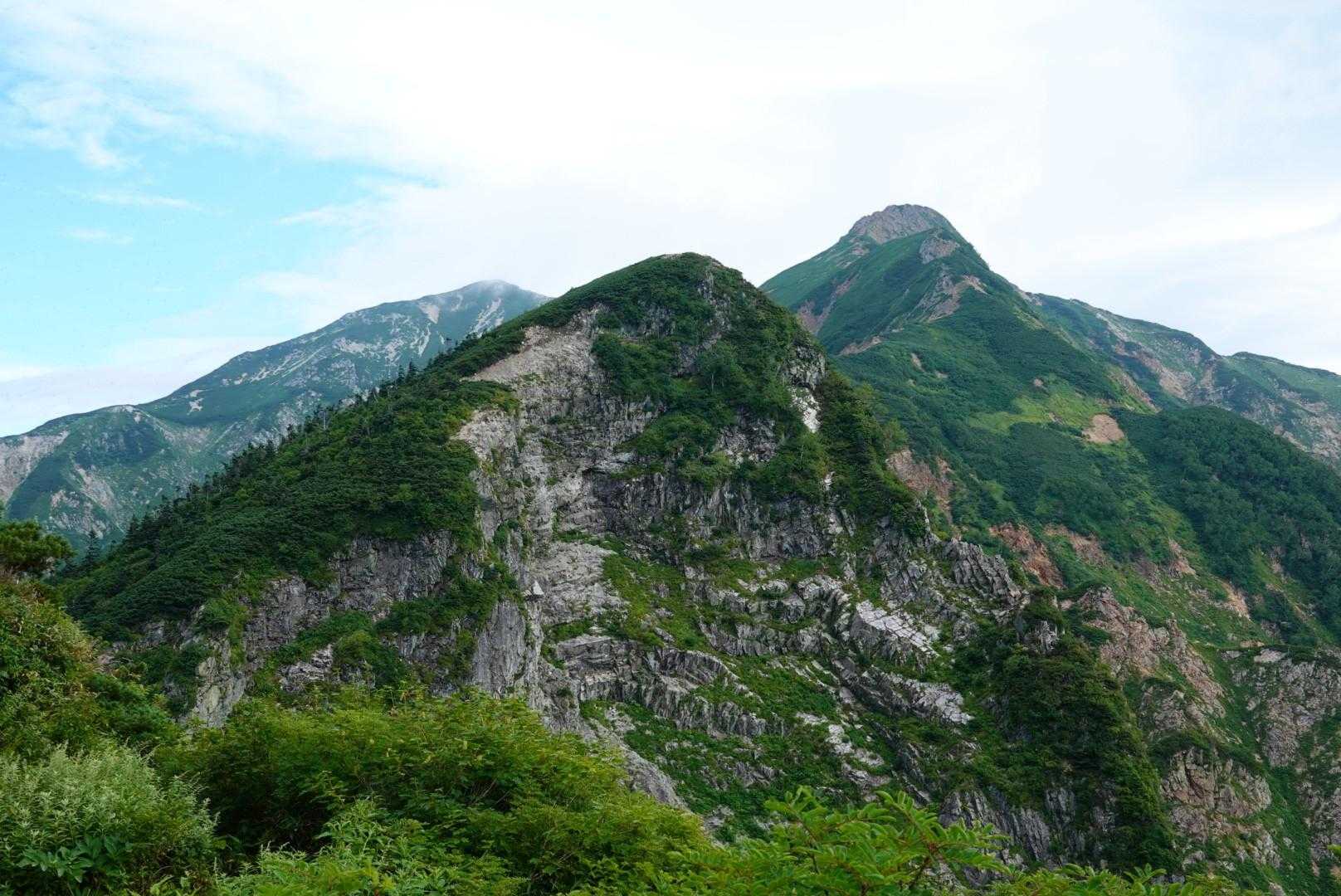 真ん中が大黒岳
右が今回最大の難所、牛首💦
左が目的地の唐松岳