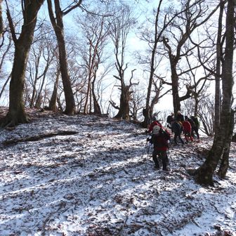 氷った急坂に皆はアイゼンを着けて下る。