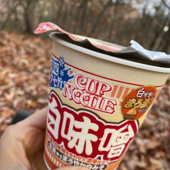 各務原アルプス（関南アルプス）・八木三山 山頂は風が強かったので少し降りて
風の弱いところでランチ
このカップ麺美味しかった！また買う