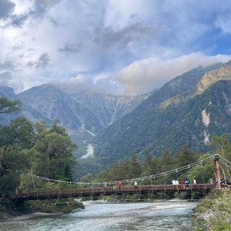 夕暮れが近づいた河童橋
林道歩きになった頃から、外反母趾を抱える私の足は悲鳴を上げていました💦
いつも足にフィットする柔らかいシューズを愛用していましたが、岩場歩きが多い事から底が硬いシューズを選んでいました😢
横尾からは2時間半くらいと予測していた計画は、足の痛みで見事に外れ！
ゆっくりと歩いてバスターミナルにたどり着きました。
