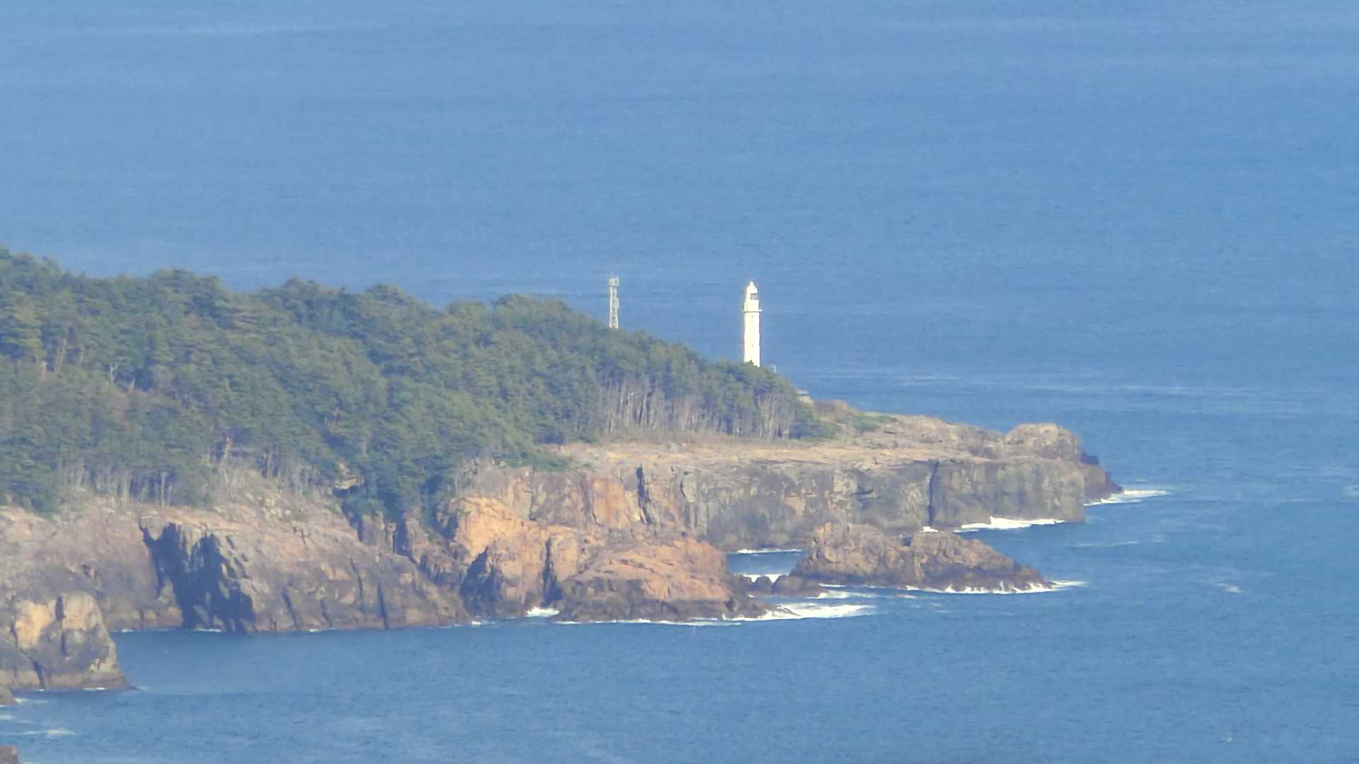 半島先端には本州最東端の魹ヶ埼灯台がみえます