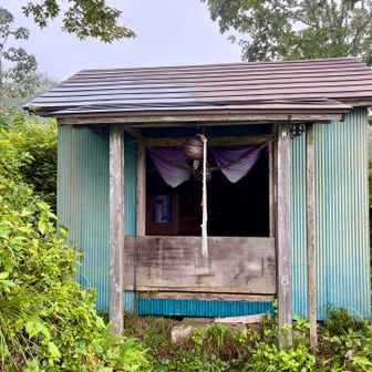 頂上手前にある薬莱神社。