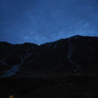 朝4時半。山肌や稜線にいくつかのヘッデンを見る。みなさん、早いね。