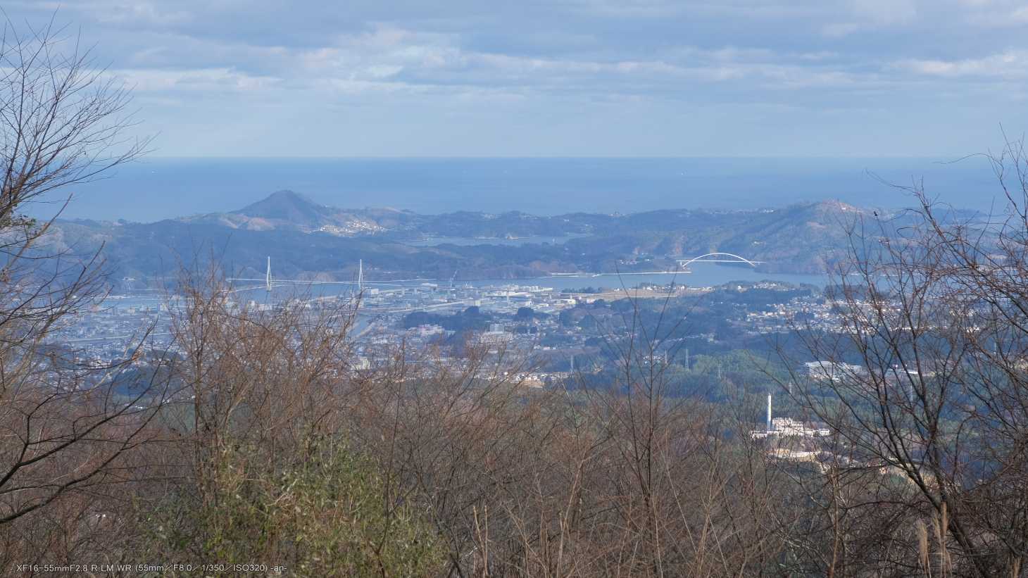ちょっとアップ。左の橋は、三陸沿岸道路(三陸縦貫自動車道)の「気仙沼湾横断橋」(2021.3開通)、右の橋は、大島への「気仙沼大島大橋」(2019.4開通)。