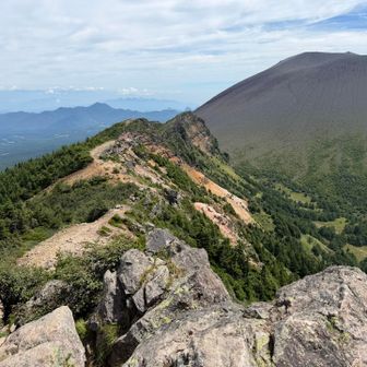 黒斑山を少し過ぎるとゴツゴツした荒々しい稜線へ
日本じゃないみたい