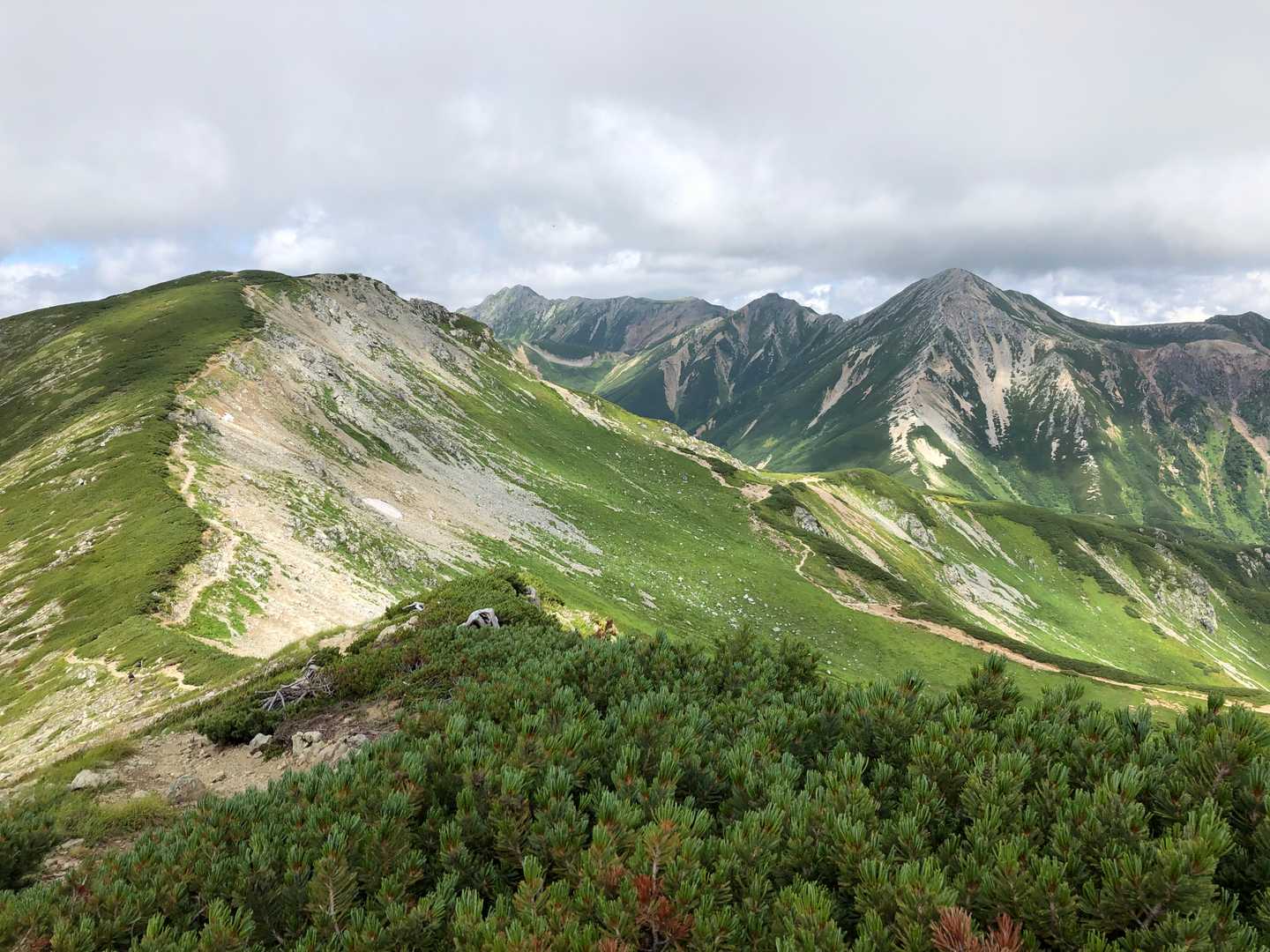 双六岳から1時間ほどで三俣蓮華岳、その右には鷲羽岳や水晶岳の尾根
