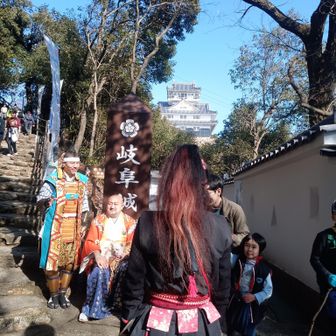 戦国武将たちと記念撮影か？