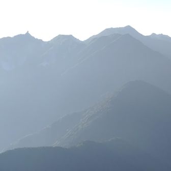 あらためてアサヨ峰から鳳凰三山方面
オベリスクはどこからでも分かる