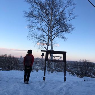 ついーんしらかばひろば✨

街がうっすらオレンジに。
この時間いいなー

登山口で赤坂さんとしばらくお話し🎶
いつもありがとうございます🙏

のんびり気持ちいいおさんぽでした。
ありがとうございました！