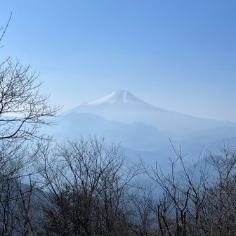 かなり霞んでいる
山頂は私たちだけでした
あたたかい陽射しの中のんびりランチとおしゃべり🍙を楽しめました