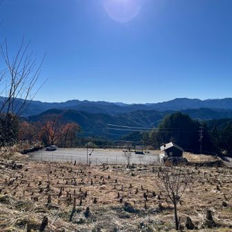 駐車場はかなり広くてトイレもキレイでした。
駐車料かかるみたいなんですがどこに払えばいいかわかりませんでした😓