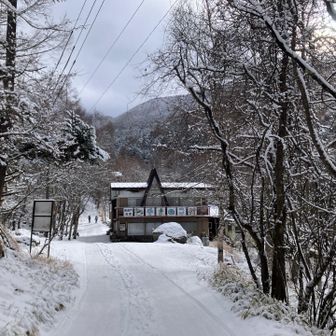 八ヶ岳山荘に車を駐車してスタート。
（２日で1600円）
 雪道を２１ｋｇのリュック🎒背負ってやまびこ村まで1時間。