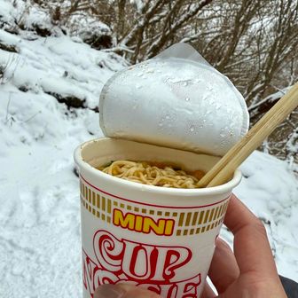 山でのカップ麺デビュー✨
スープ飲み干す自信なくてミニにした🥲