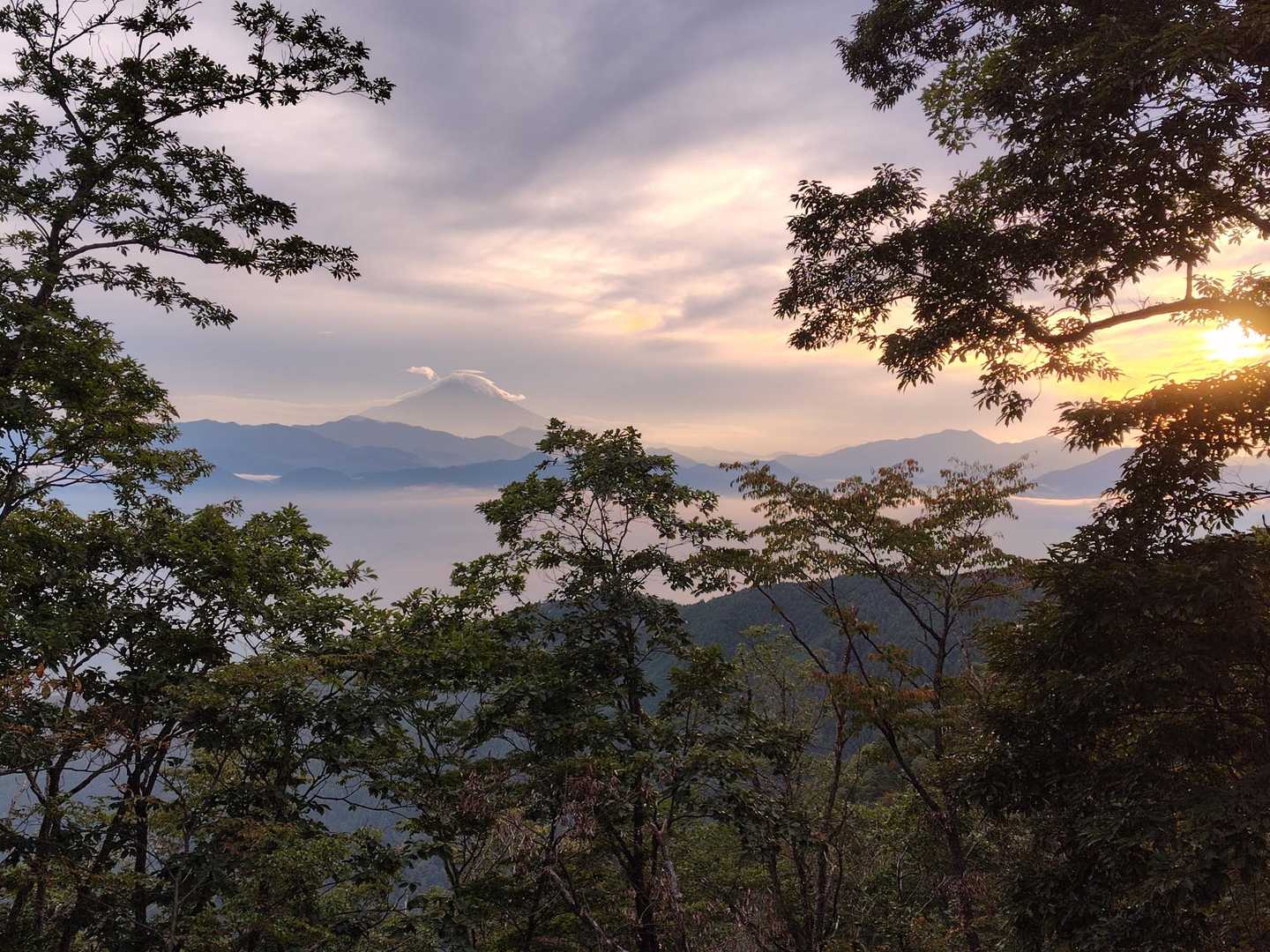日没前の絶景。ヘッデンを準備する。