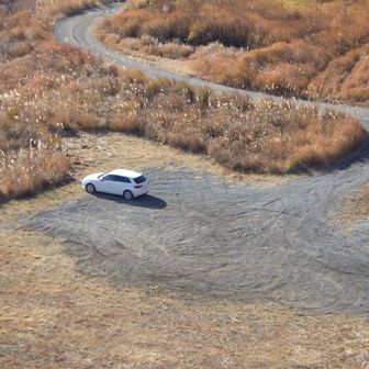 駐車場にポツリ一台