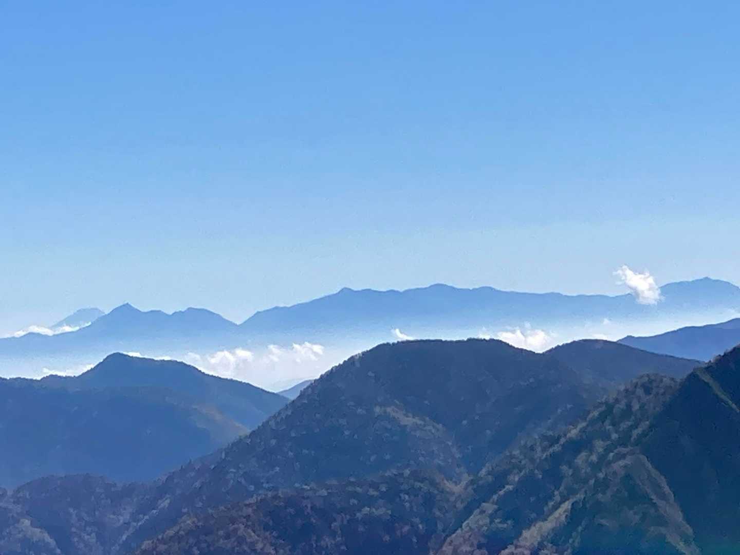 眺望good💖
甲斐駒ヶ岳の向こう(左)に富士山🗻見えました❣️