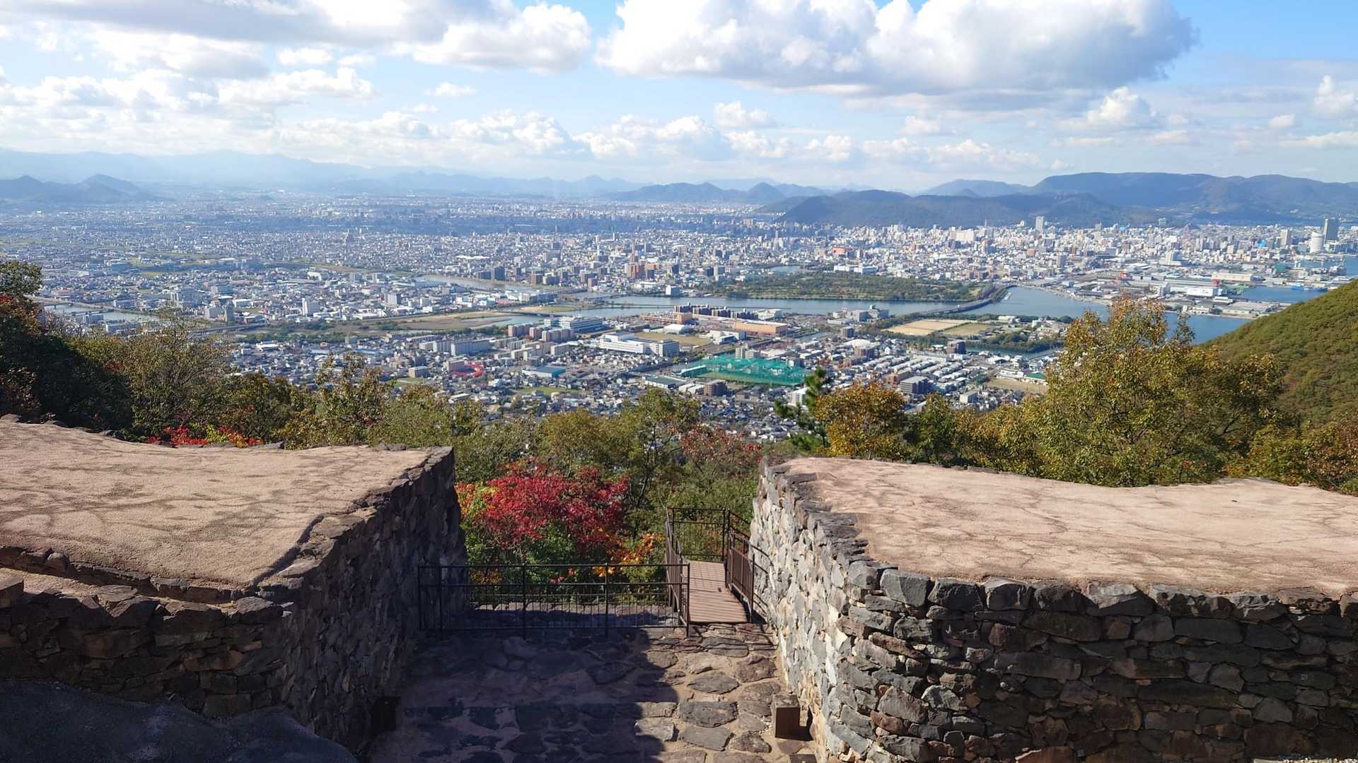高松の街を見下ろす城門跡