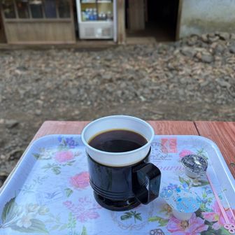 帰りに観音茶屋さんに寄りました。
丹沢の水で淹れたコーヒー美味しかったです😋
持参したあんバターサンドと一緒にいただいて、ほっこりタイム☕️
新年最初の登山も無事に下山できました🙇‍♀️