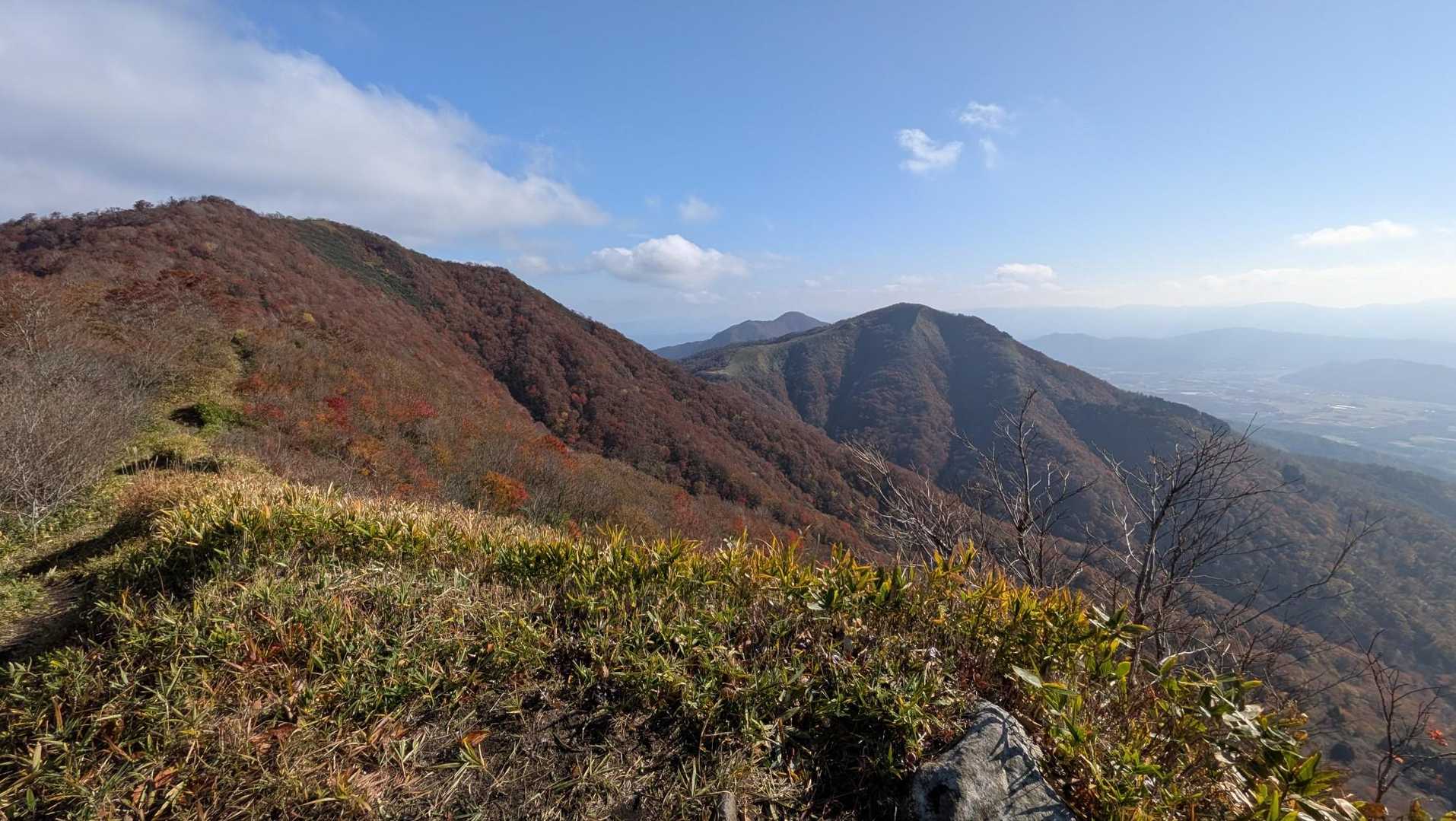 振り返って、上蒜山、中蒜山。そして奥に頭が出てるのが下蒜山かな🤔
