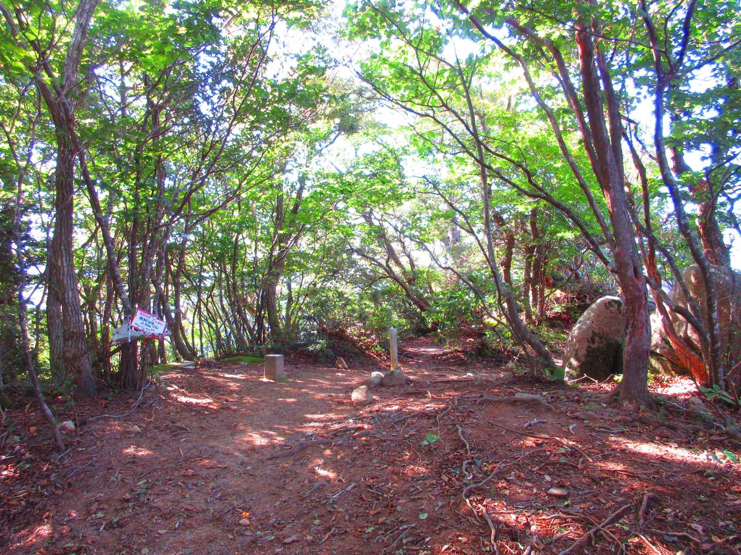 岩阿沙利山山頂