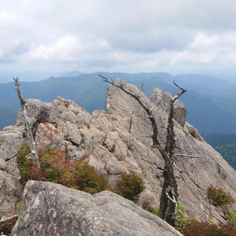 奥の岩の間に出ます
写真撮るの忘れてました(^_^;)
最後がちょっと怖い