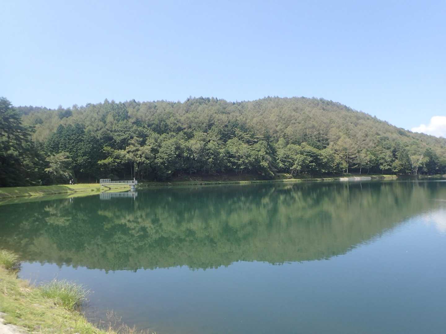 湖畔に映る大見山
