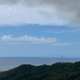 山頂からの景色。
伊江島が、見えます。